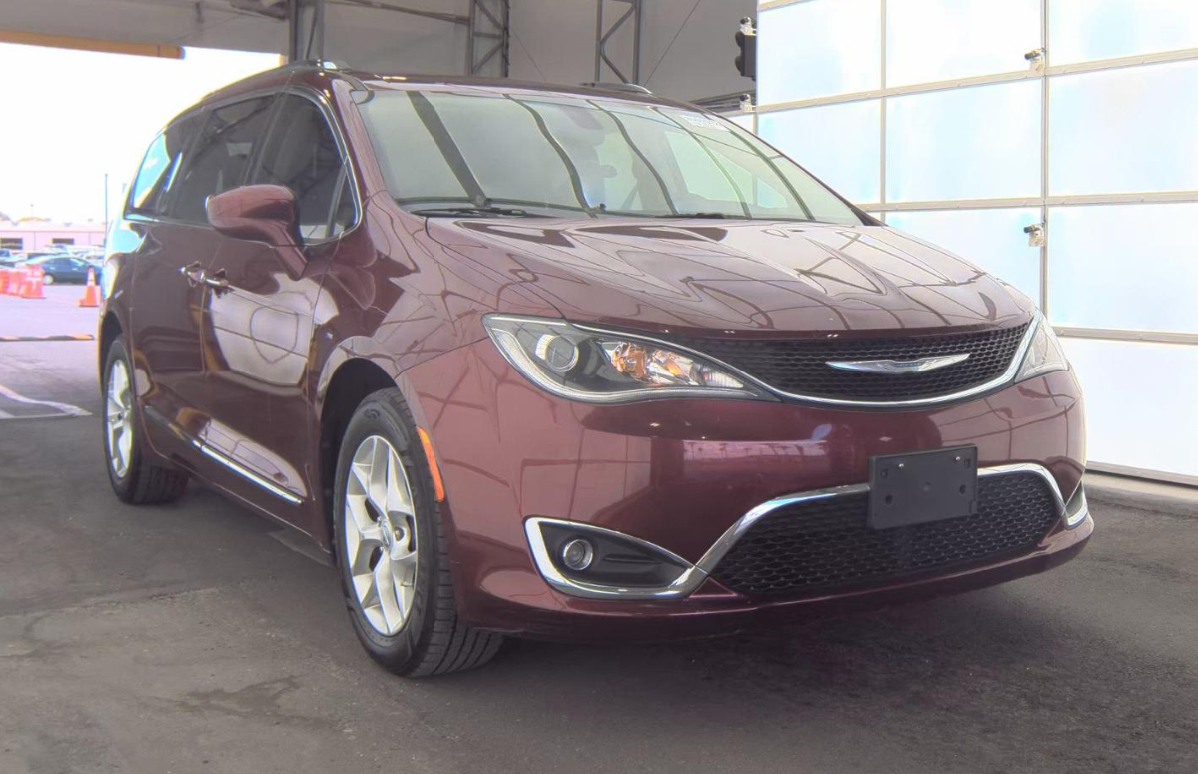2017 Chrysler Pacifica Touring Plus photo 3