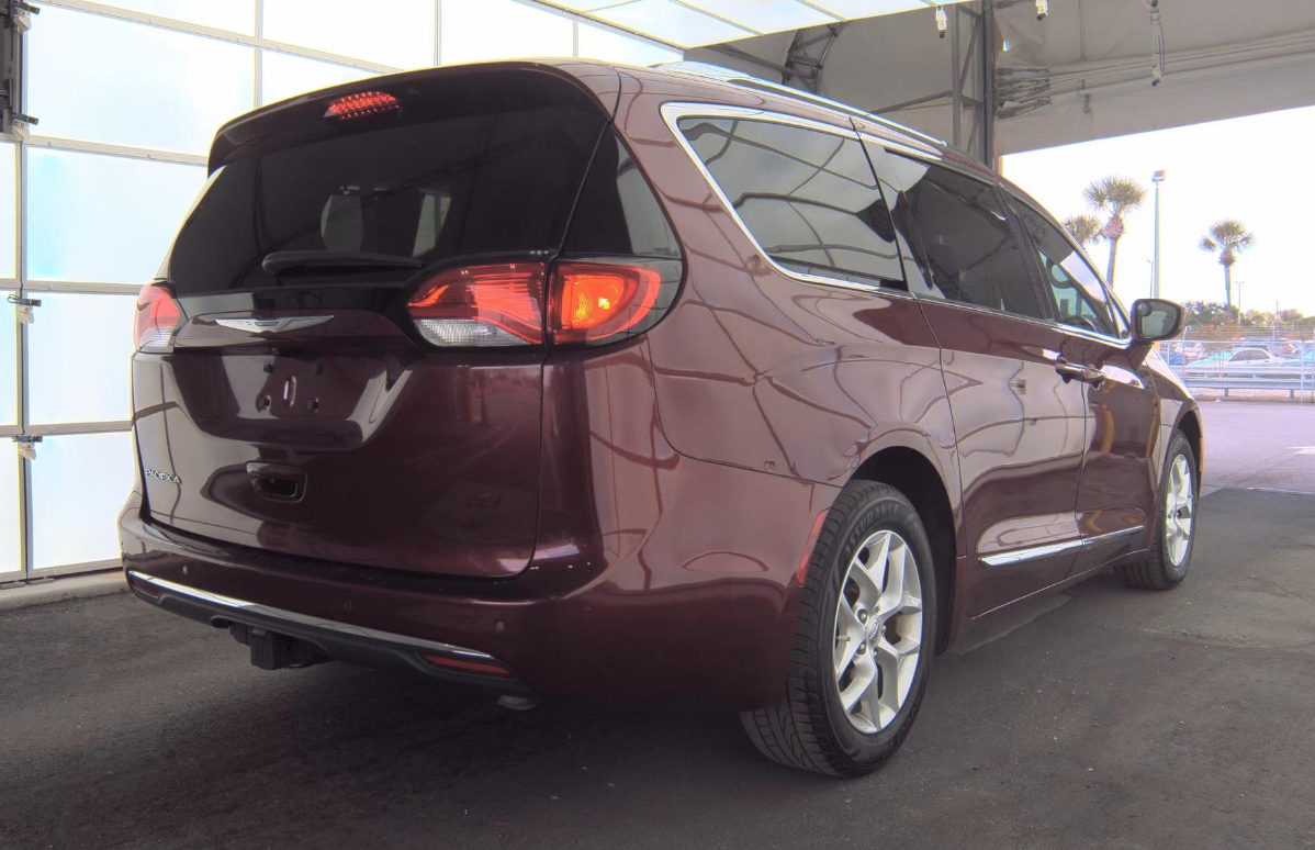 2017 Chrysler Pacifica Touring Plus photo 4