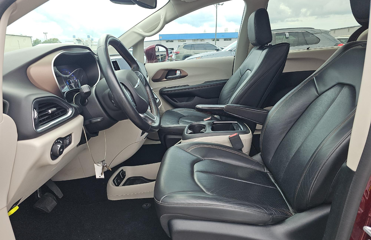 2017 Chrysler Pacifica Touring Plus photo 6