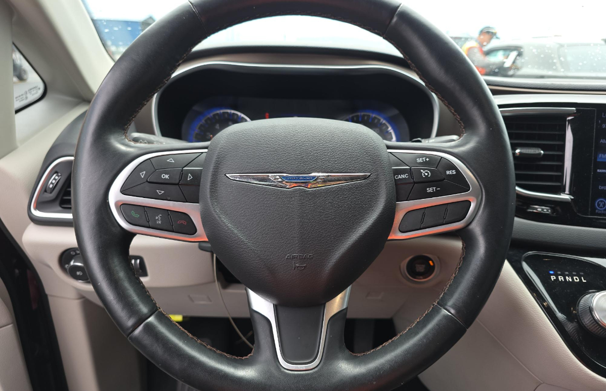 2017 Chrysler Pacifica Touring Plus photo 8