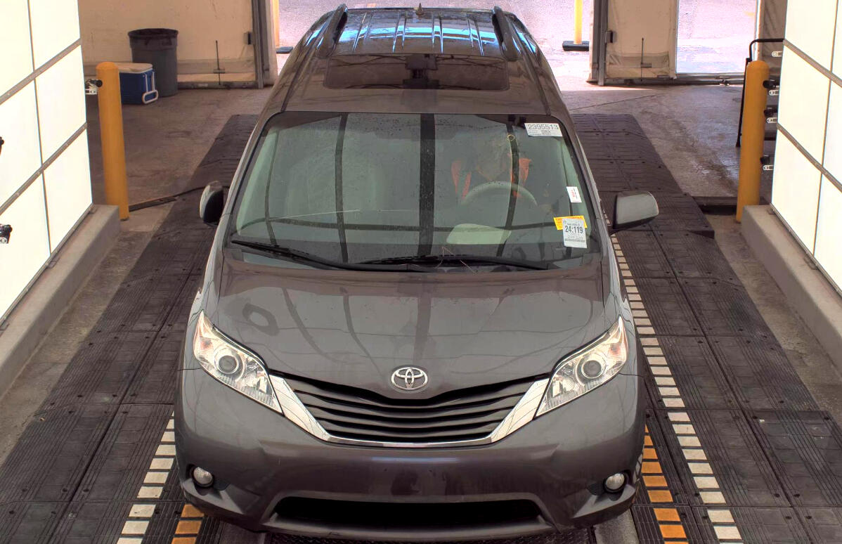 2011 Toyota Sienna XLE photo 2