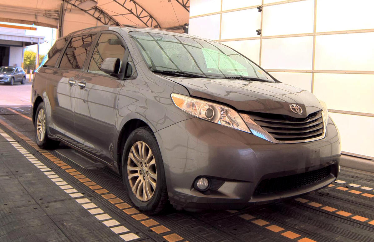2011 Toyota Sienna XLE photo 3