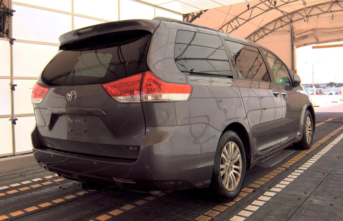 2011 Toyota Sienna XLE photo 4