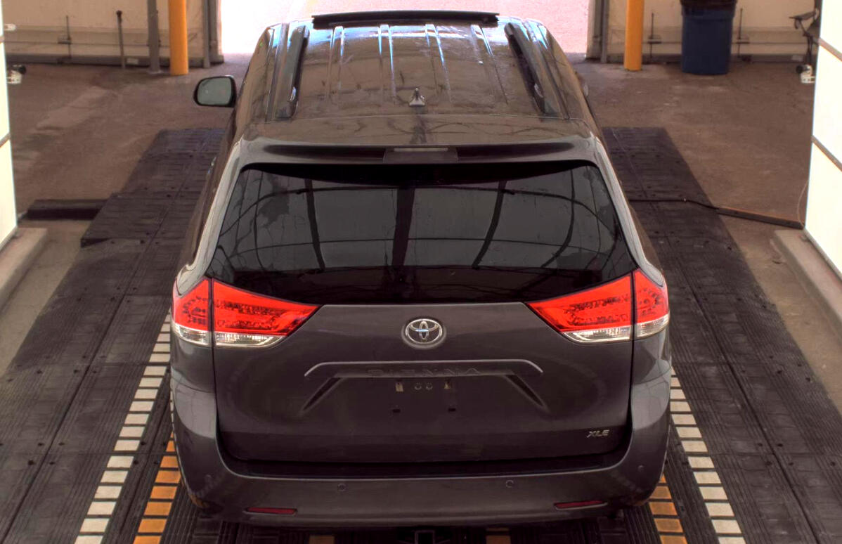 2011 Toyota Sienna XLE photo 5