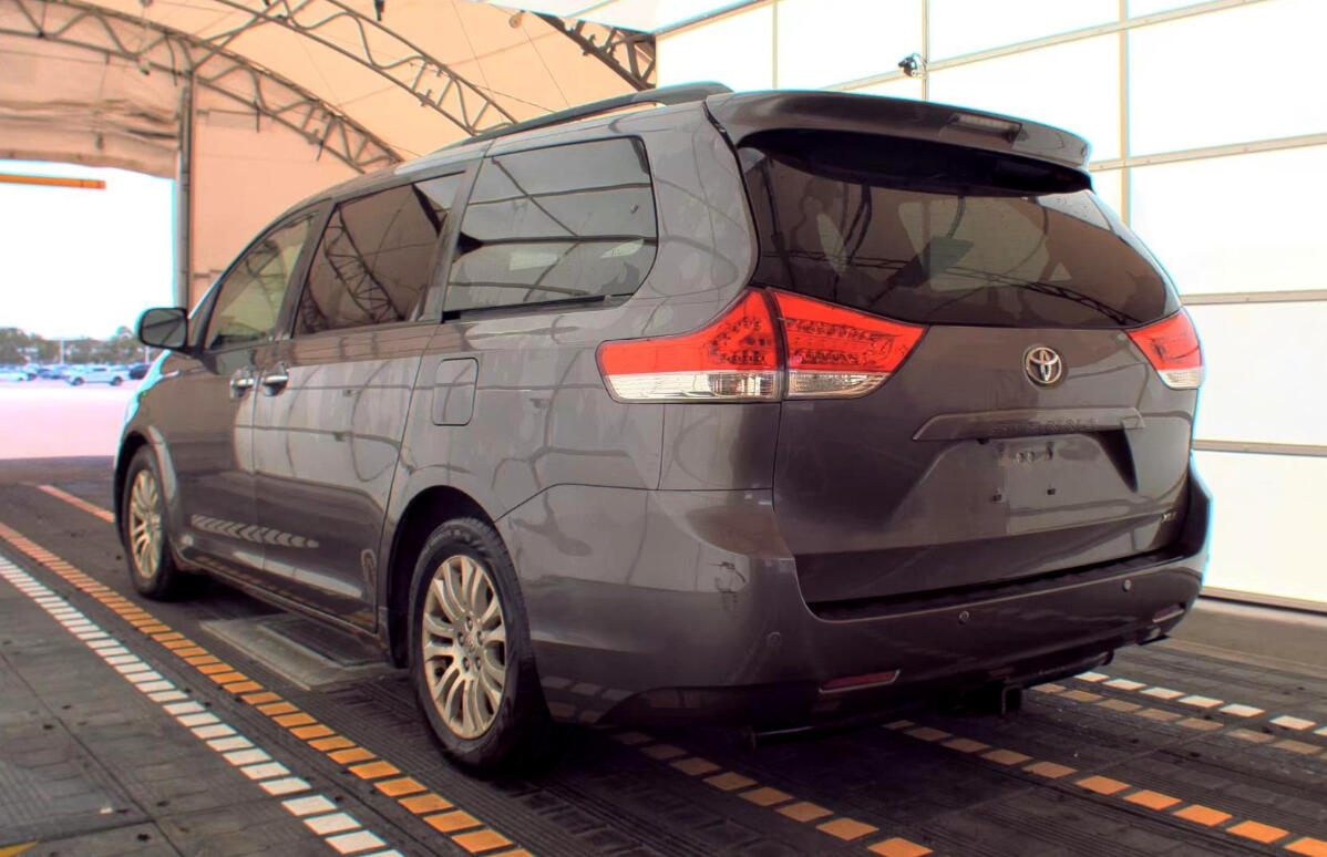 2011 Toyota Sienna XLE photo 6