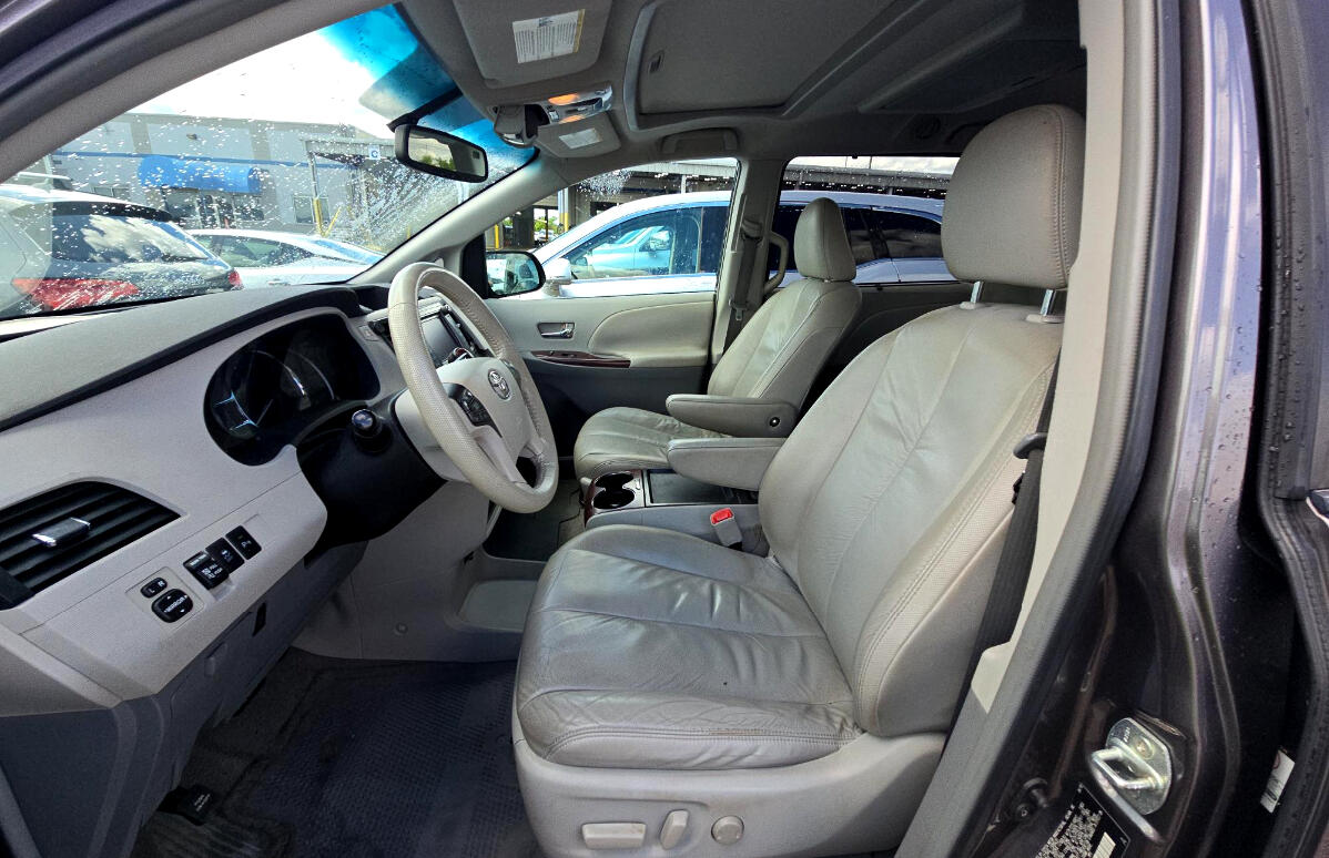 2011 Toyota Sienna XLE photo 7