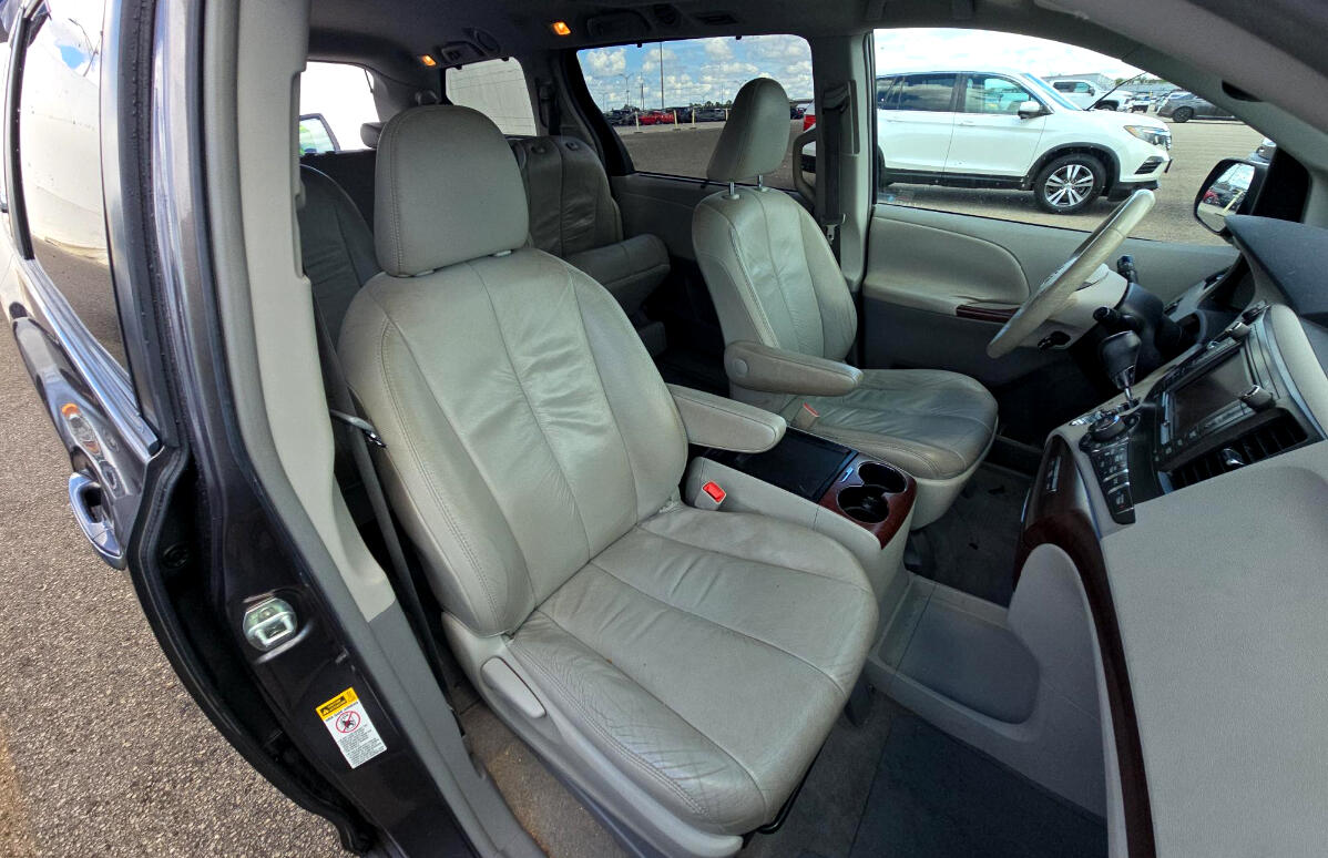 2011 Toyota Sienna XLE photo 8