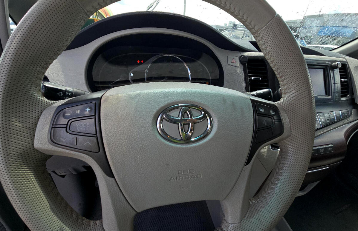 2011 Toyota Sienna XLE photo 9