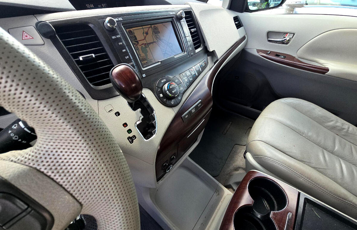2011 Toyota Sienna XLE photo 10