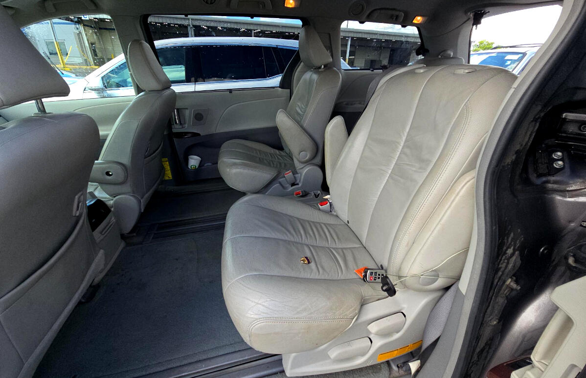 2011 Toyota Sienna XLE photo 11