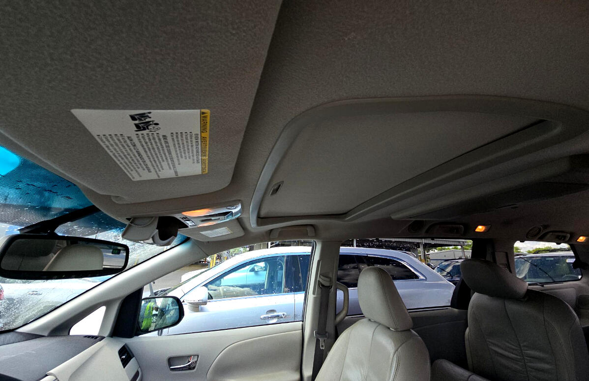 2011 Toyota Sienna XLE photo 13
