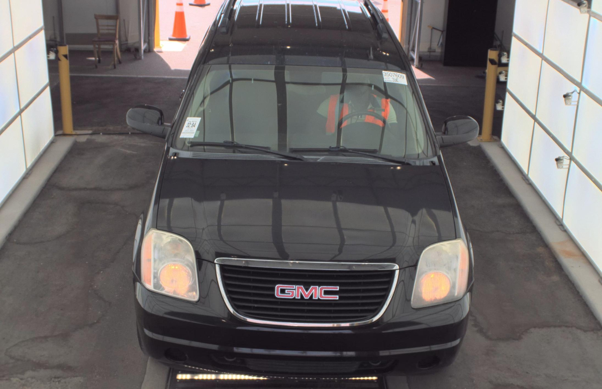 2011 Gmc Yukon SLE photo 2