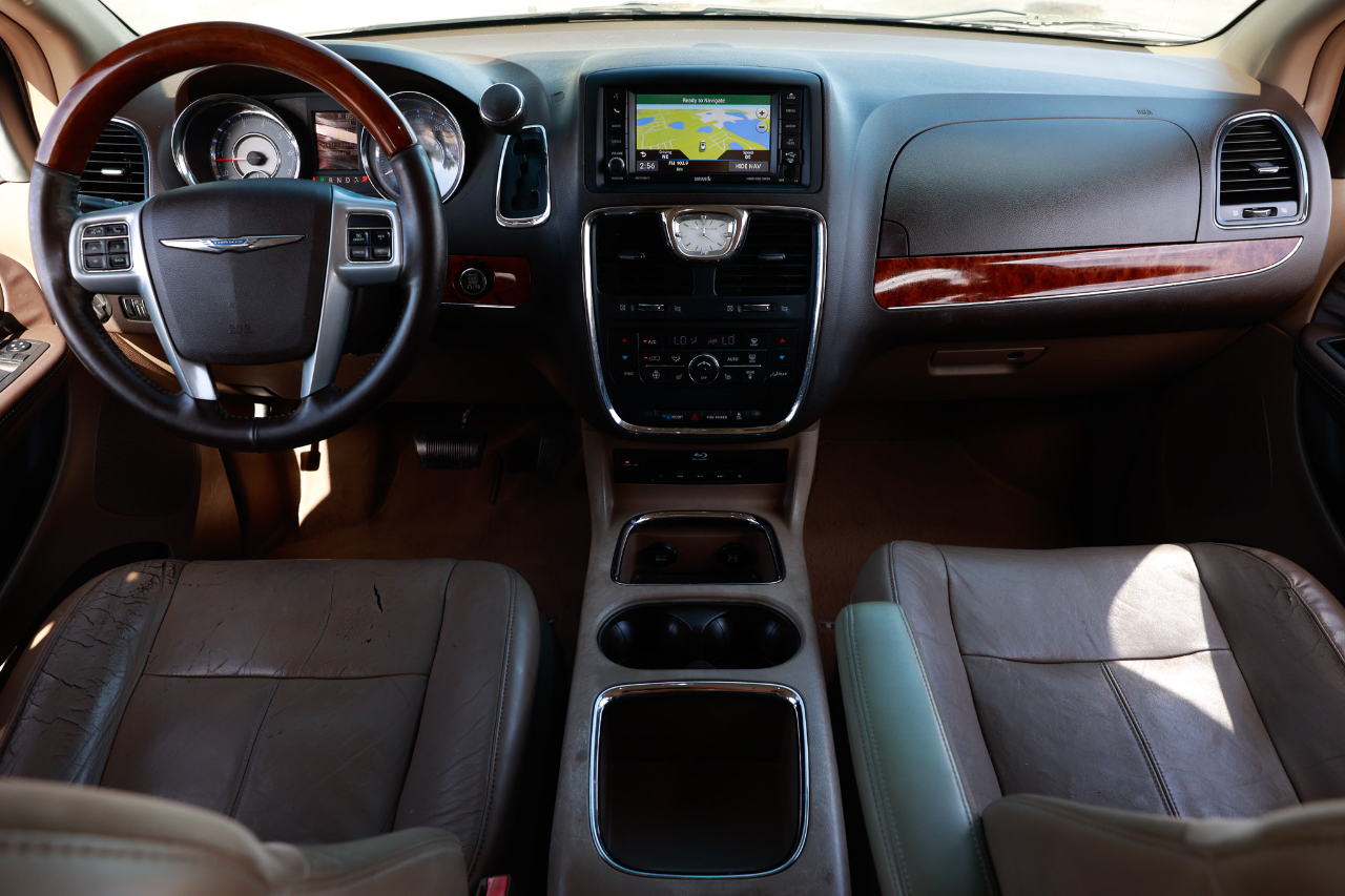 2013 Chrysler Town & Country Limited photo 2