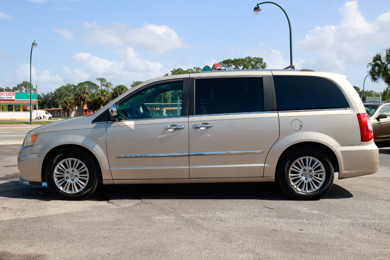 2013 Chrysler Town & Country Limited photo 3