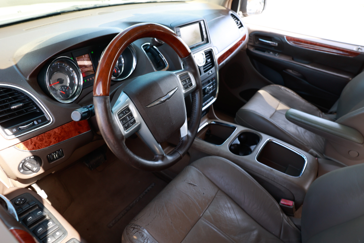 2013 Chrysler Town & Country Limited photo 4