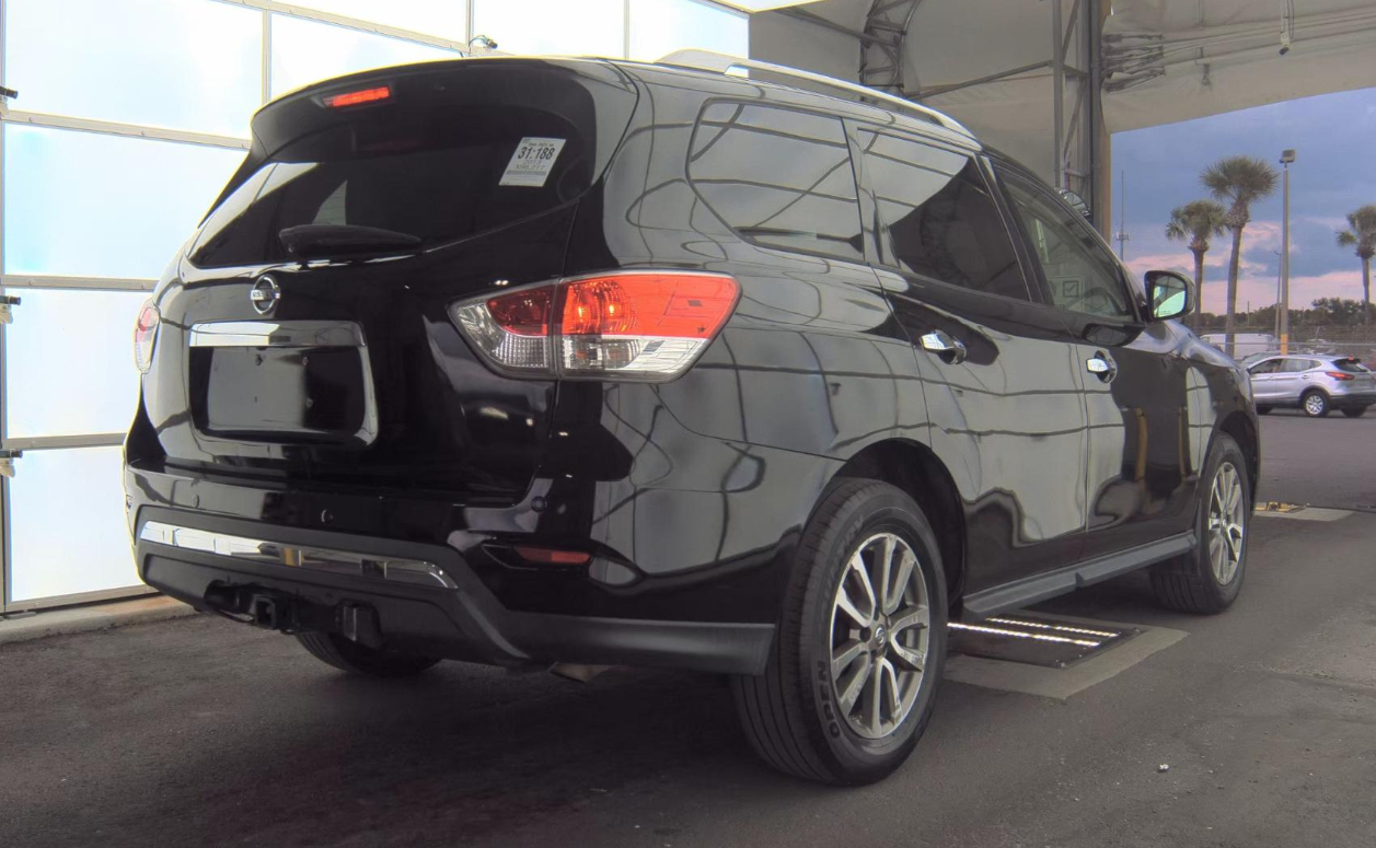 2013 Nissan Pathfinder SV photo 2