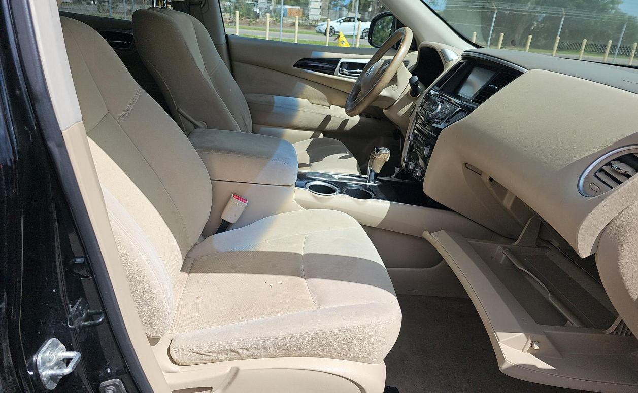 2013 Nissan Pathfinder SV photo 4