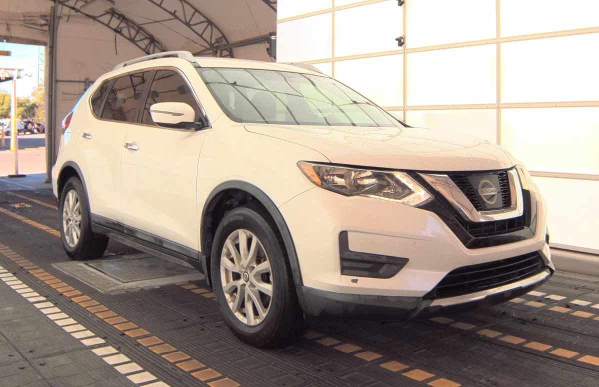 2017 Nissan Rogue SV photo 2