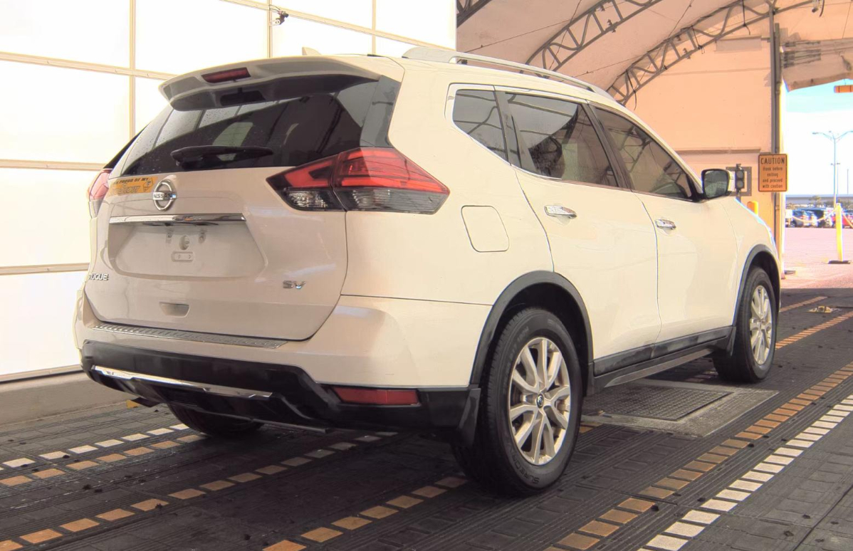 2017 Nissan Rogue SV photo 3