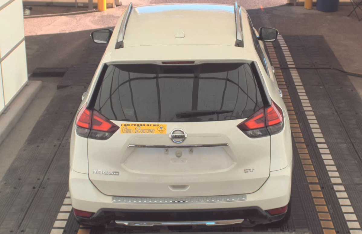2017 Nissan Rogue SV photo 4