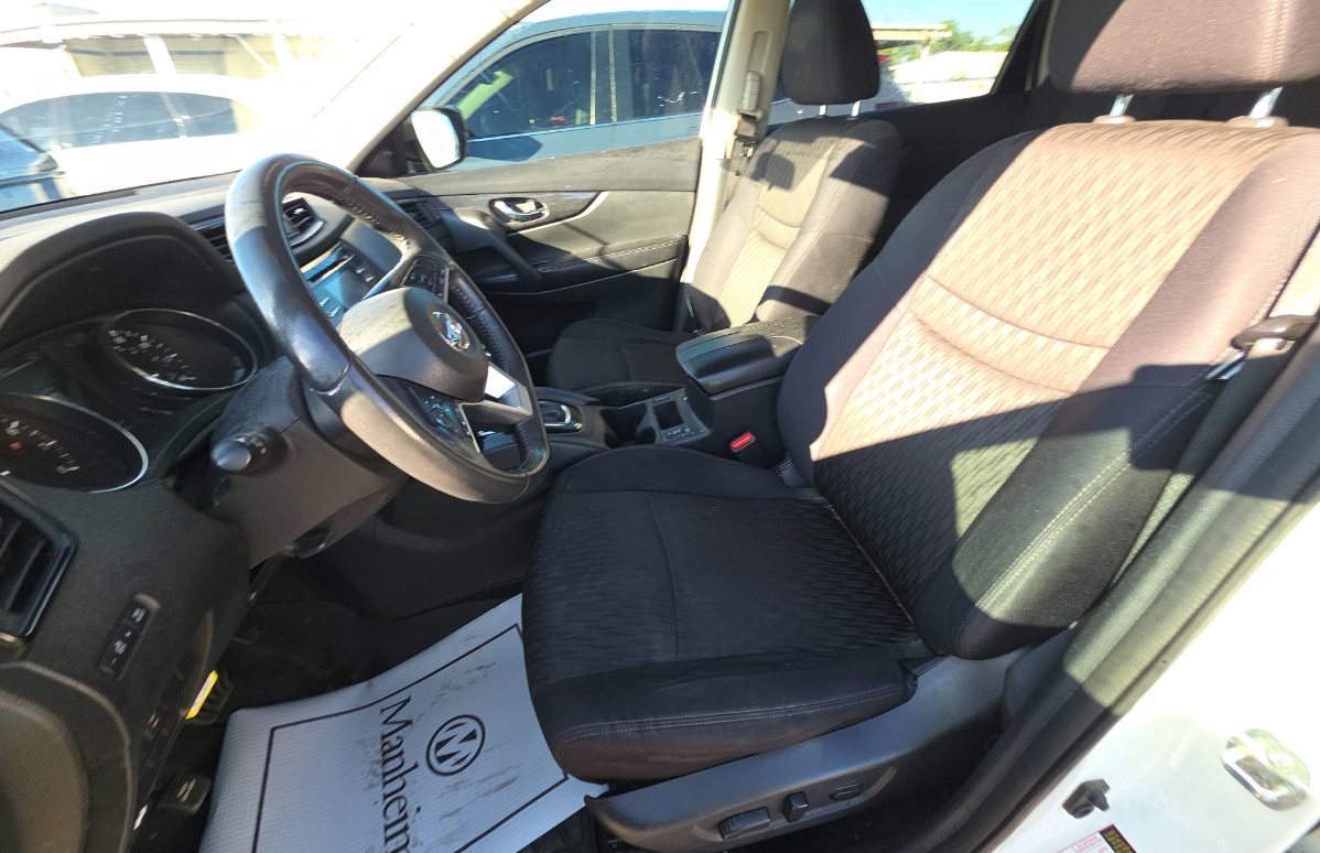 2017 Nissan Rogue SV photo 6