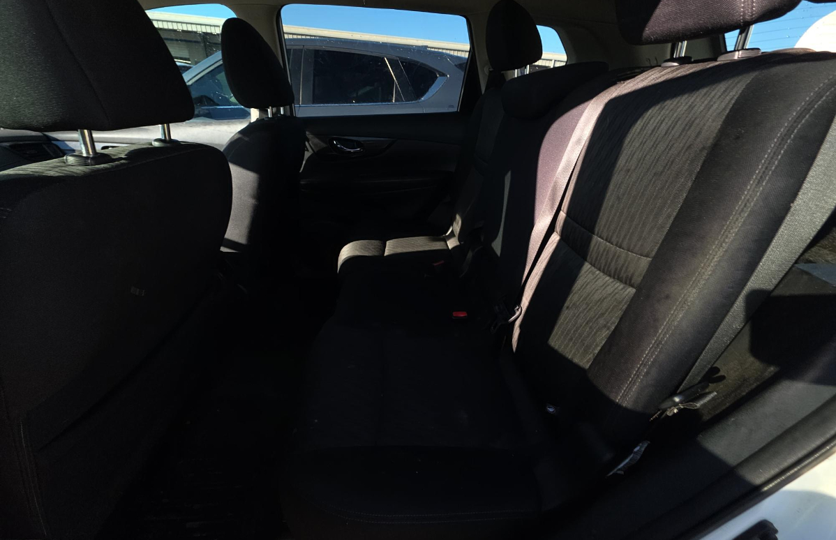2017 Nissan Rogue SV photo 9