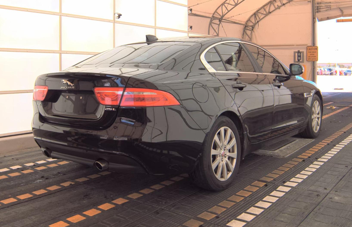 2019 Jaguar XE photo 3