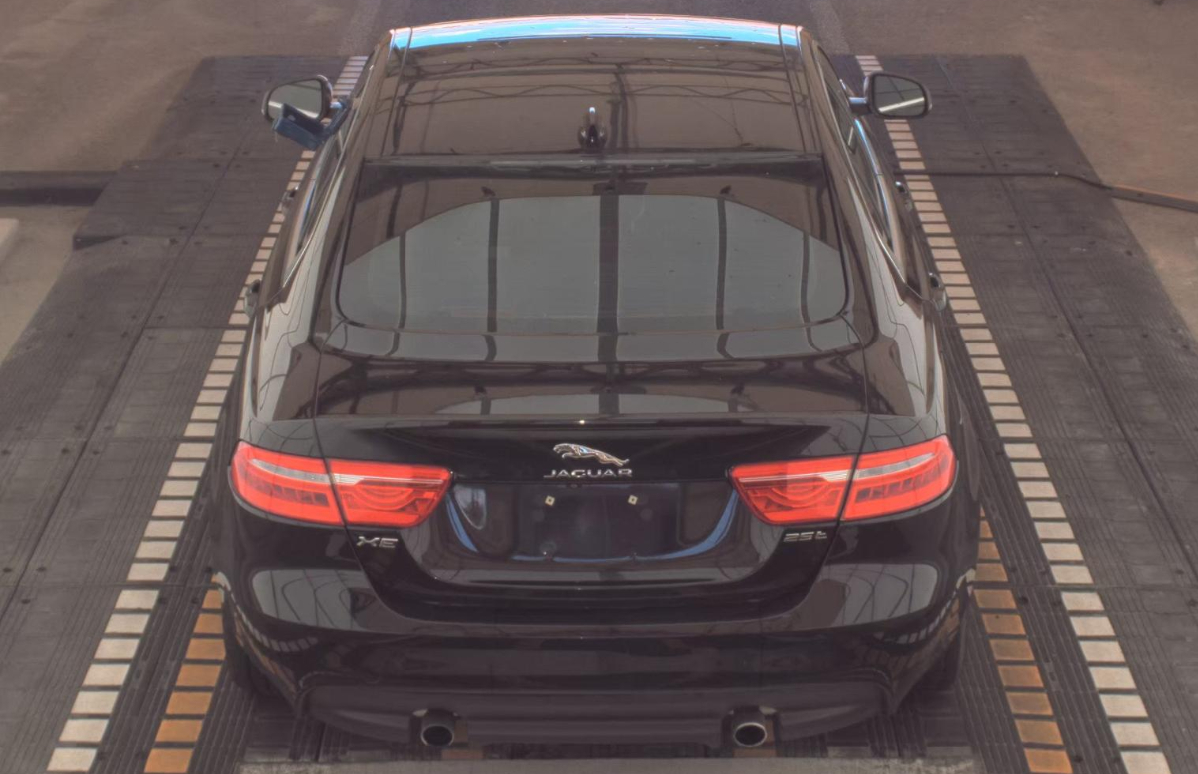 2019 Jaguar XE photo 4