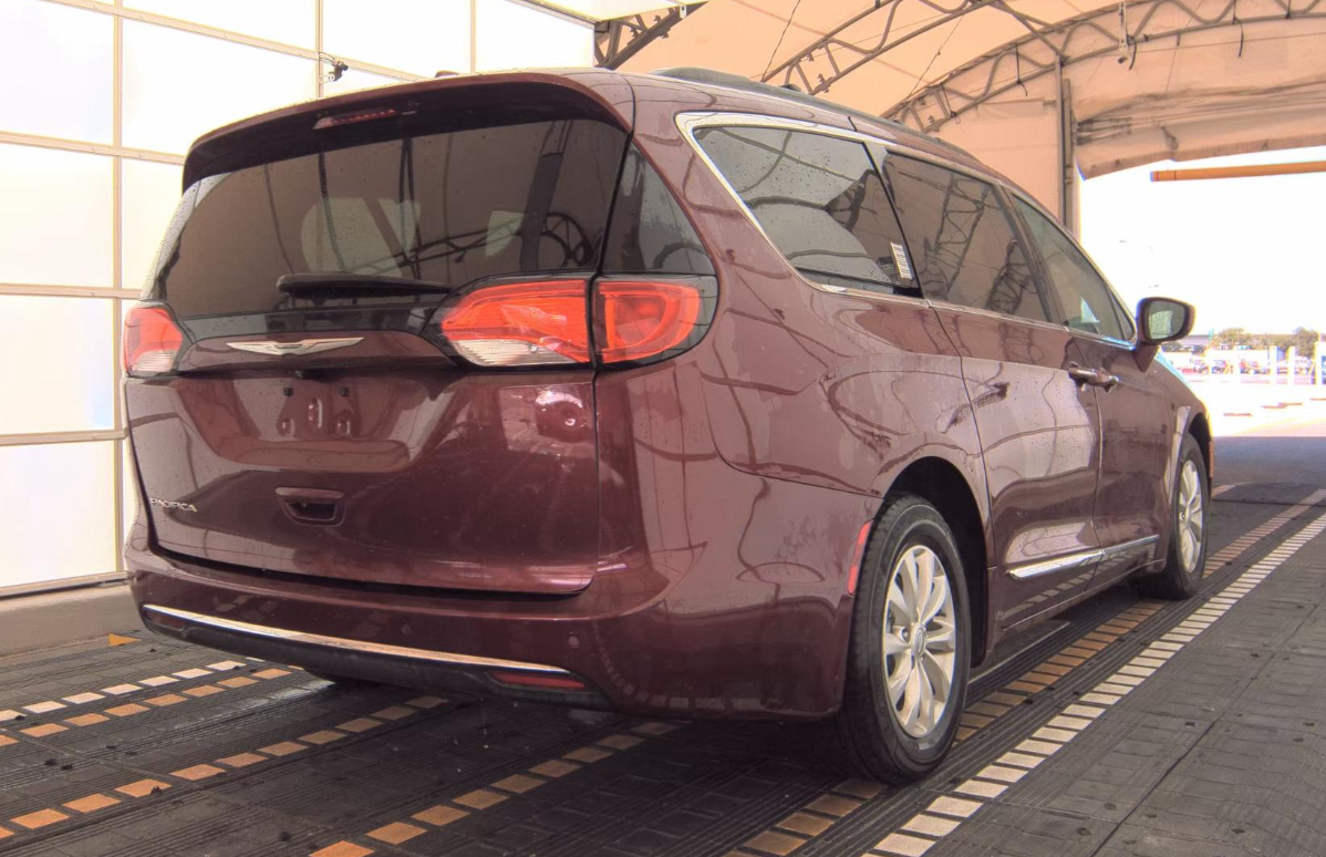 2017 Chrysler Pacifica Touring L photo 2