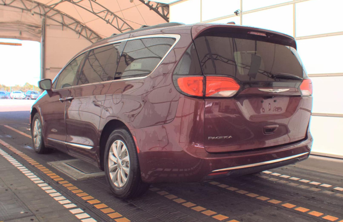 2017 Chrysler Pacifica Touring L photo 4