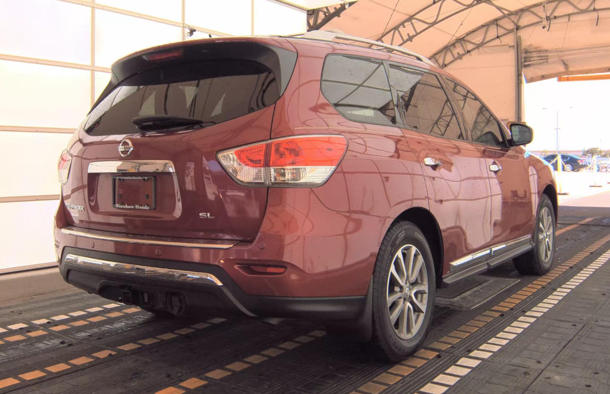 2015 Nissan Pathfinder SL photo 2