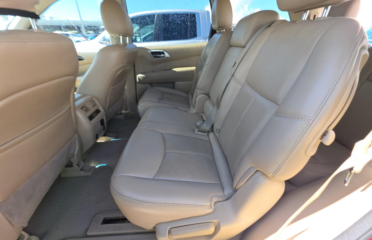 2015 Nissan Pathfinder SL photo 9