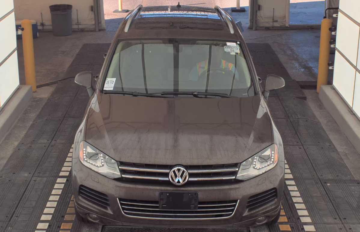 2013 Volkswagen Touareg TDI photo 2