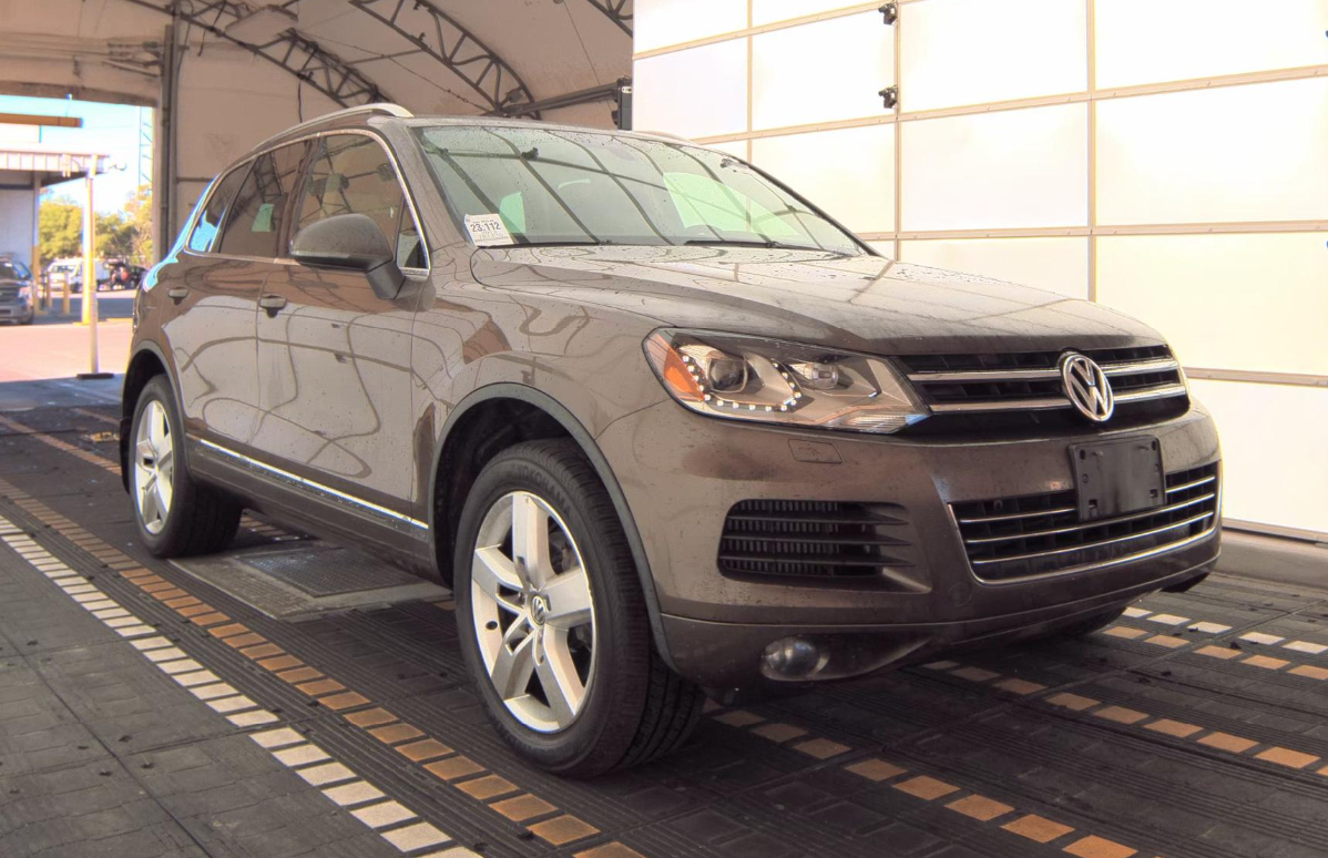 2013 Volkswagen Touareg TDI photo 3
