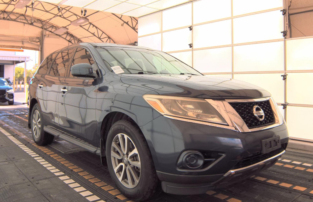 2013 Nissan Pathfinder S photo 2
