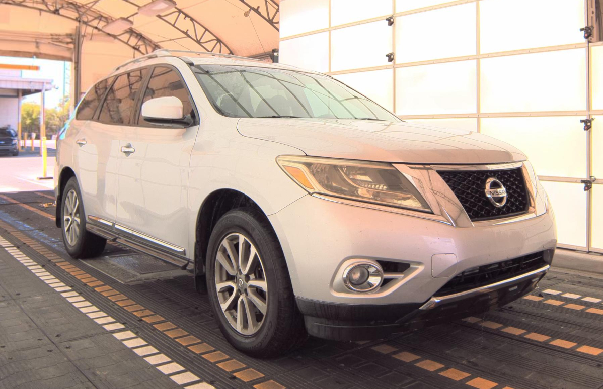 2013 Nissan Pathfinder SL photo 2