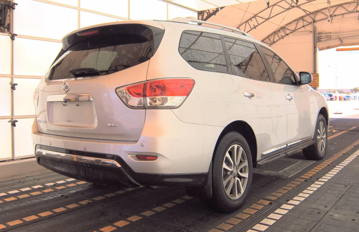 2013 Nissan Pathfinder SL photo 3
