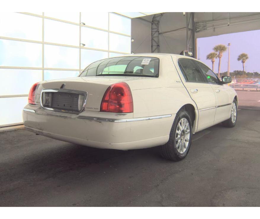 2006 Lincoln Town Car Signature photo 3