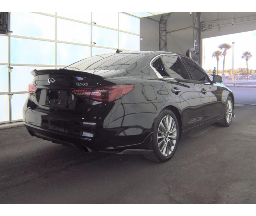 2018 Infiniti Q50 LUXE photo 2