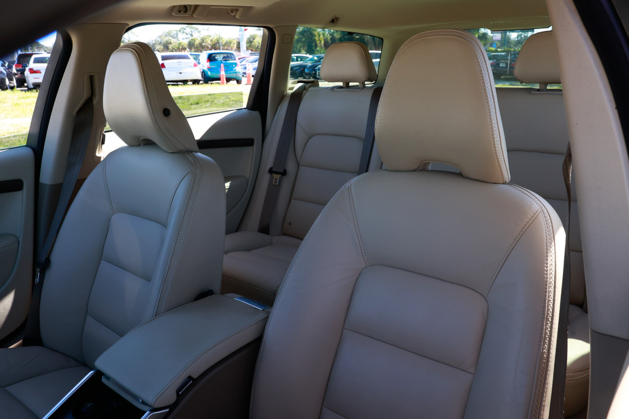 Volvo XC70  2013 Volvo XC70  2013