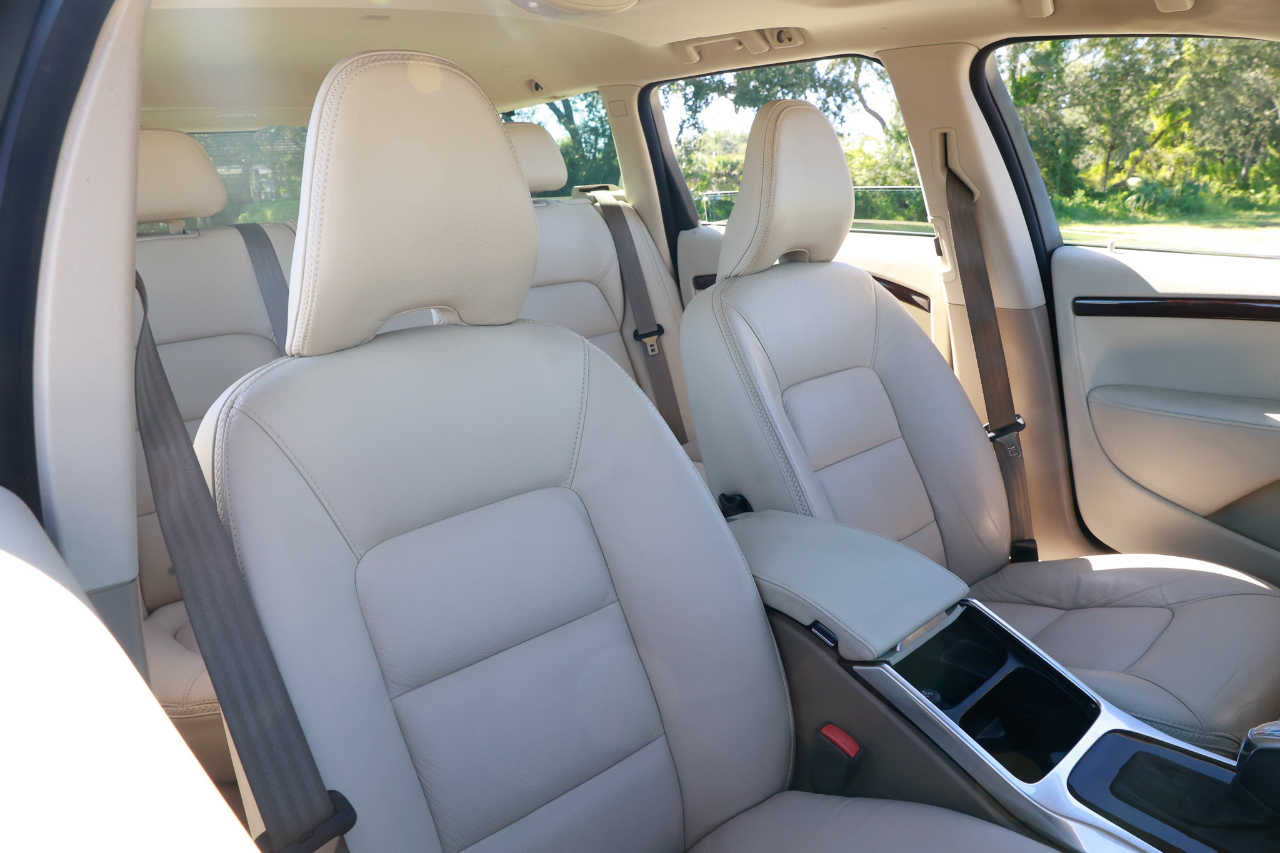 Volvo XC70  2013 Volvo XC70  2013