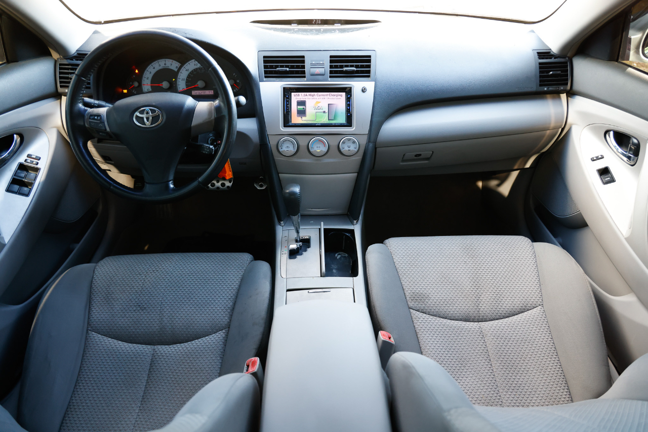 2011 Toyota Camry SE photo 2