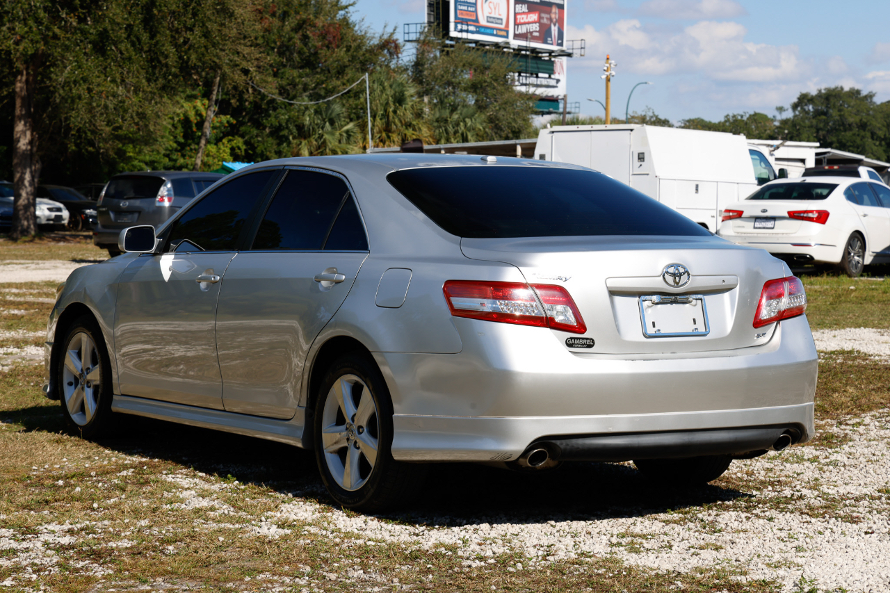 2011 Toyota Camry SE photo 4