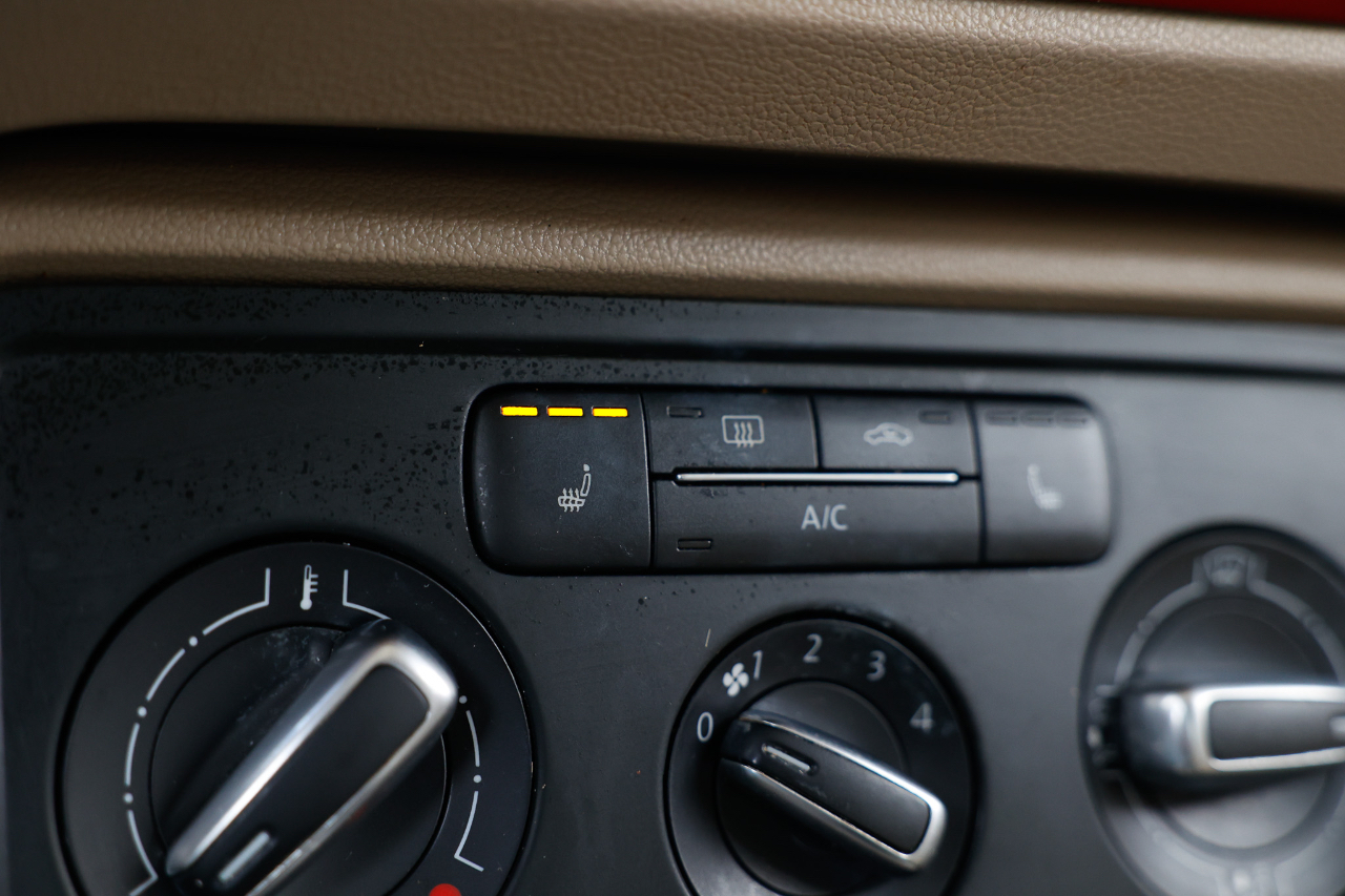 Volkswagen Beetle Coupe  2013