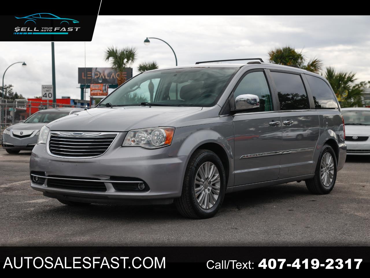 2015 Chrysler Town & Country Limited's photo