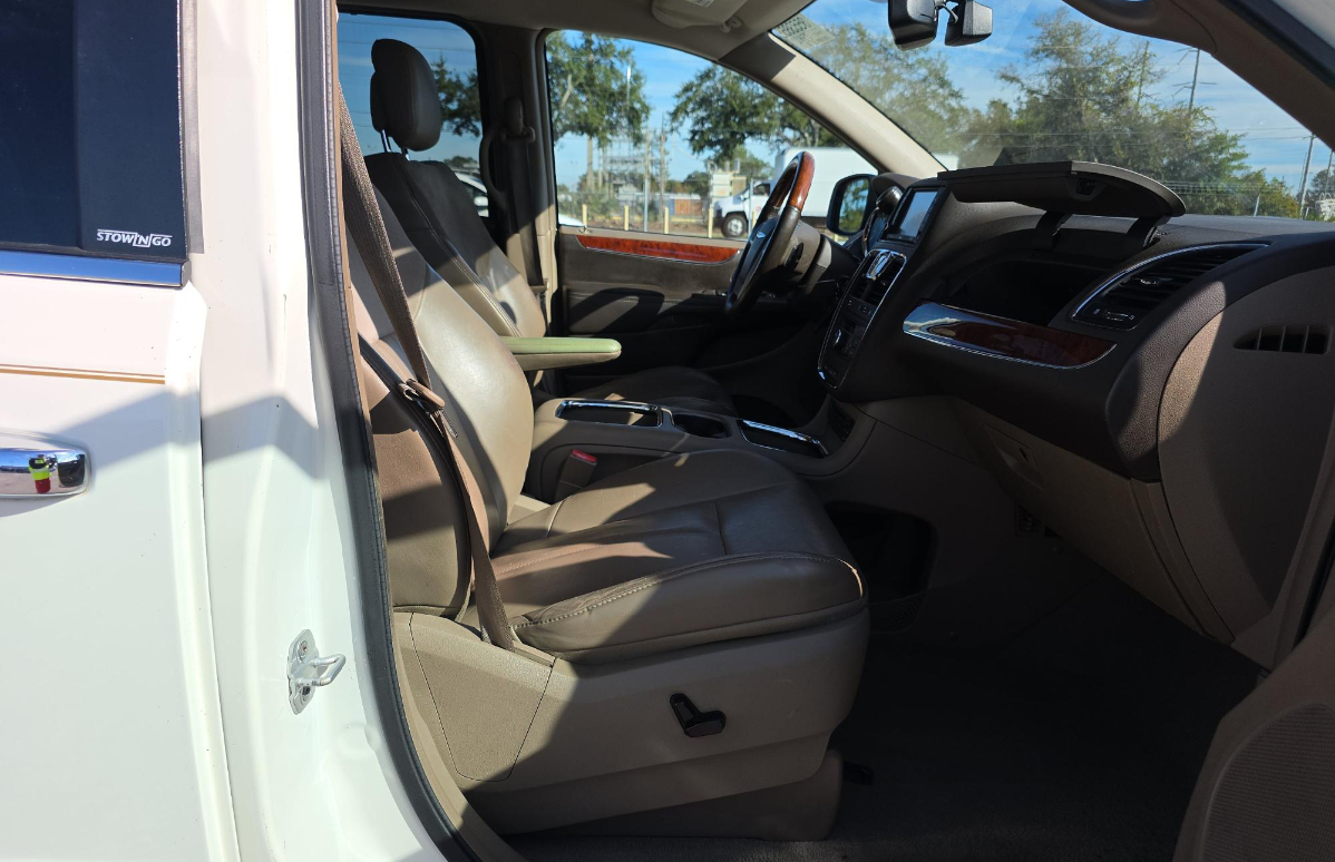 Chrysler Town & Country Limited 2012