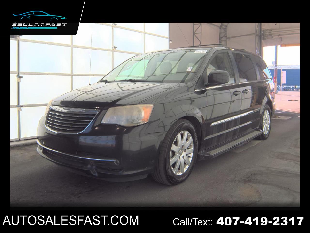 2013 Chrysler Town & Country Touring's photo