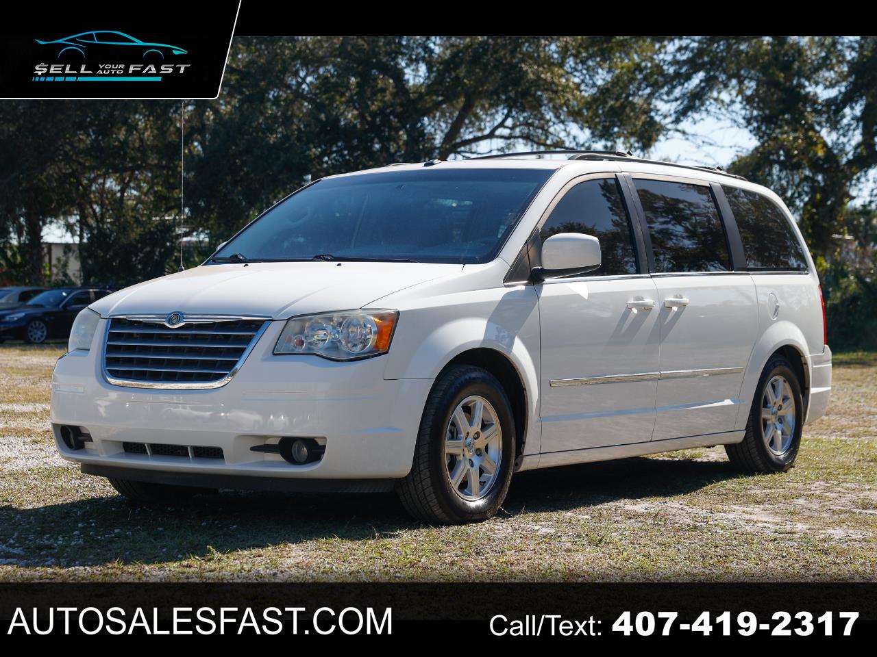 2009 Chrysler Town & Country Touring's photo