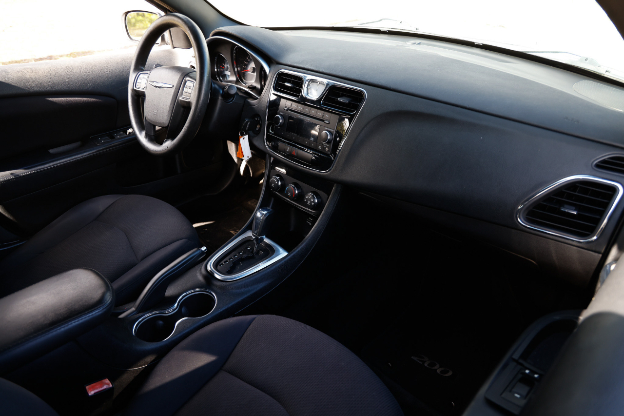 Chrysler 200 LX 2013