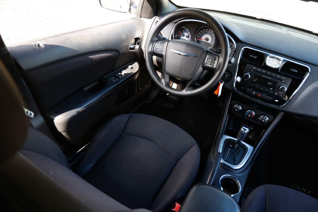 Chrysler 200 LX 2013